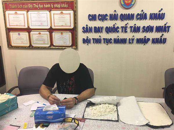 Đối tượng vận chuyển ma túy bị bắt giữ.
