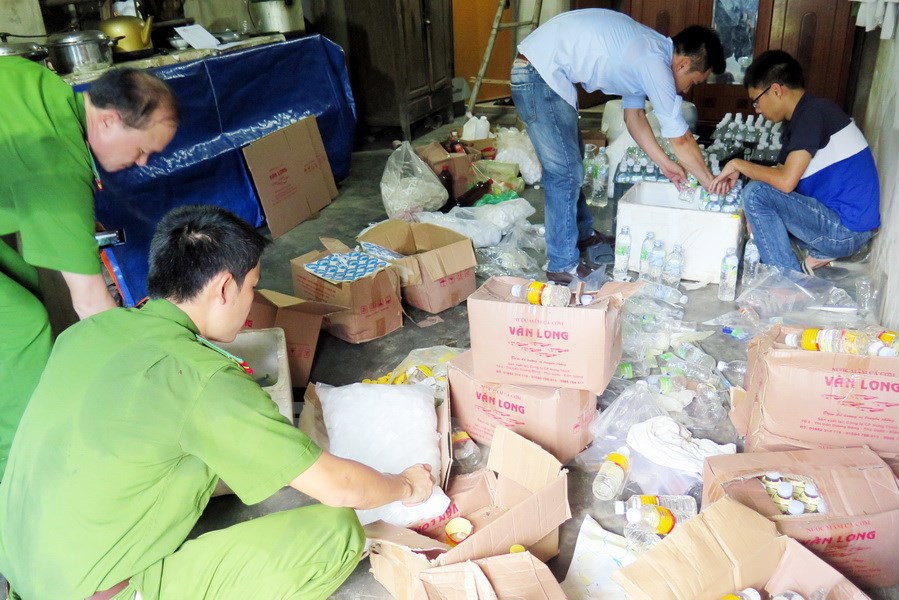 Chi cục An toàn vệ sinh thực phẩm Hà Nội đã ban hành quyết định xử lý vi phạm hành chính với 13 cơ sở, với số tiền gần 54 triệu đồng.
