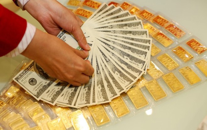 Đồng USD mạnh lên đẩy giá vàng sụt giảm trong phiên hôm nay (25/10).