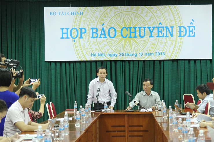 Ông Hoàng Hải - Phó cục trưởng Cục Quản lý nợ và Tài chính đối ngoại (Bộ Tài chính) chủ trì buổi Họp báo.
