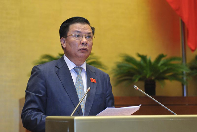 Bộ trưởng Bộ Tài chính Đinh Tiến Dũng báo cáo trước Quốc hội.