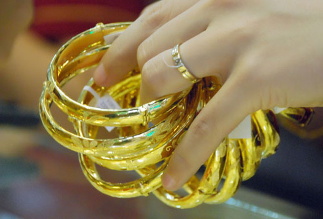Vàng trong nước ào ạt giảm giá.