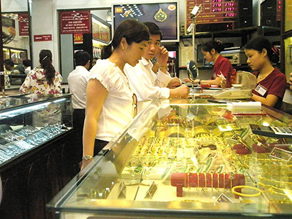 Vàng trong nước lao dốc không phanh.