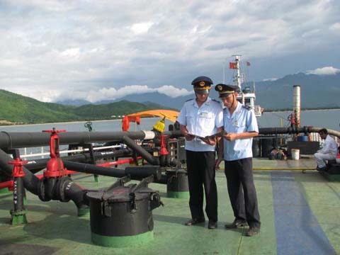 Hải quan Quảng Ninh bắt giữ tàu vận chuyển lậu gần 600 tấn bã xít thải.