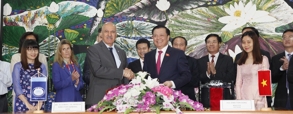 Bộ trưởng Đinh Tiến Dũng và Tổng Giám đốc Quỹ OFID - Suleiman Jasir Al-Herbish chính thức ký kết hiệp định.
