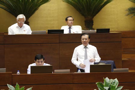 Bộ trưởng Bộ Tài chính Đinh Tiến Dũng phát biểu trước Quốc hội. Ảnh: VGP/Nhật Bắc