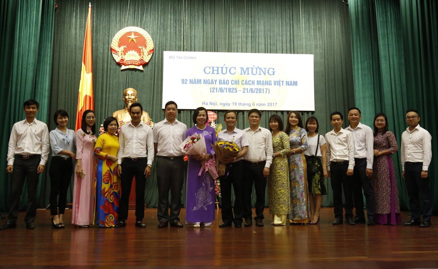 Thứ trưởng Bộ Tài chính Vũ Thị Mai chụp ảnh lưu niệm cùng tập thể cán bộ, viên chức Tạp chí Tài chính nhân Ngày Báo chí Cách mạng Việt Nam.