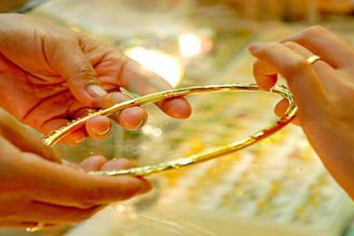 Đầu tuần, giá vàng đồng loạt giảm.
