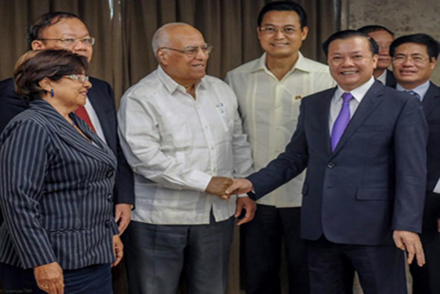 Phó Chủ tịch Hội đồng Bộ trưởng, Bộ trưởng Kinh tế và Kế hoạch, ông Ricardo Cabrisas Ruiz và Bộ trưởng Bộ Tài chính Đinh Tiến Dũng đã trao đổi, chia sẻ nhiều nội dung hợp tác quan trọng.