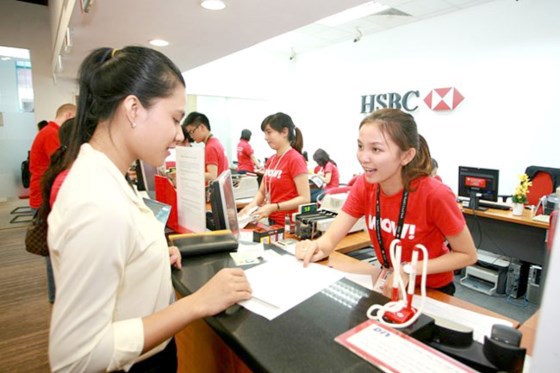 Khách hàng giao dịch tại HSBC.