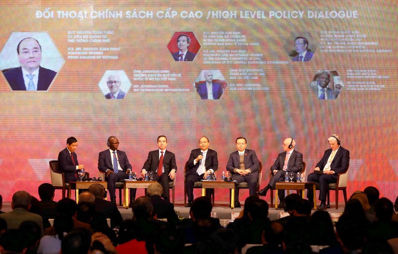 hủ tướng đối thoại chính sách cấp cao với các đại biểu. Ảnh: HH