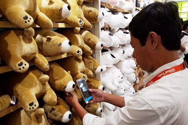Khách hàng trải nghiệm mua sắm không cần tiền mặt, không cần giỏ hàng khi chỉ cần quét mã QR trên từng món hàng để nhà bán lẻ tự trừ tiền trong thẻ và giao hàng ở quầy thu ngân sau đó tại gian hàng của Miniso. 