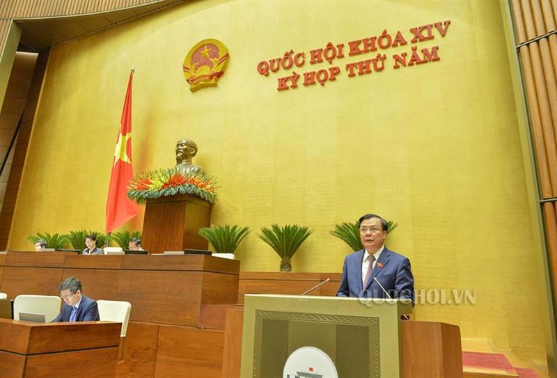 Bộ trưởng Bộ Tài chính Đinh Tiến Dũng trình bày Tờ trình.