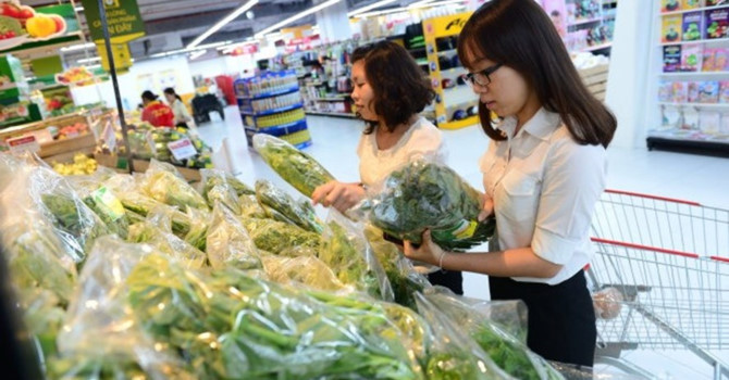 Người mua chuộng rau hữu cơ vì yên tâm về chất lượng của nó. Ảnh: Zing.