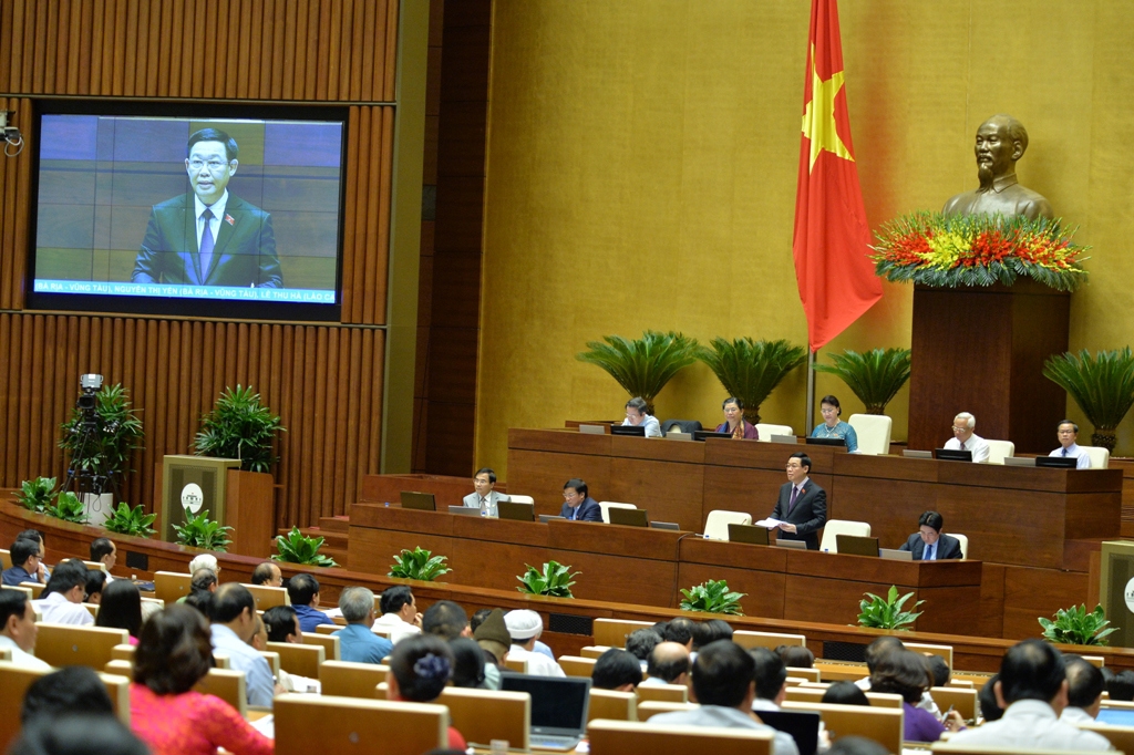 Phó Thủ tường Chính phủ Vương Đình Huệ trả lời chất vấn.
