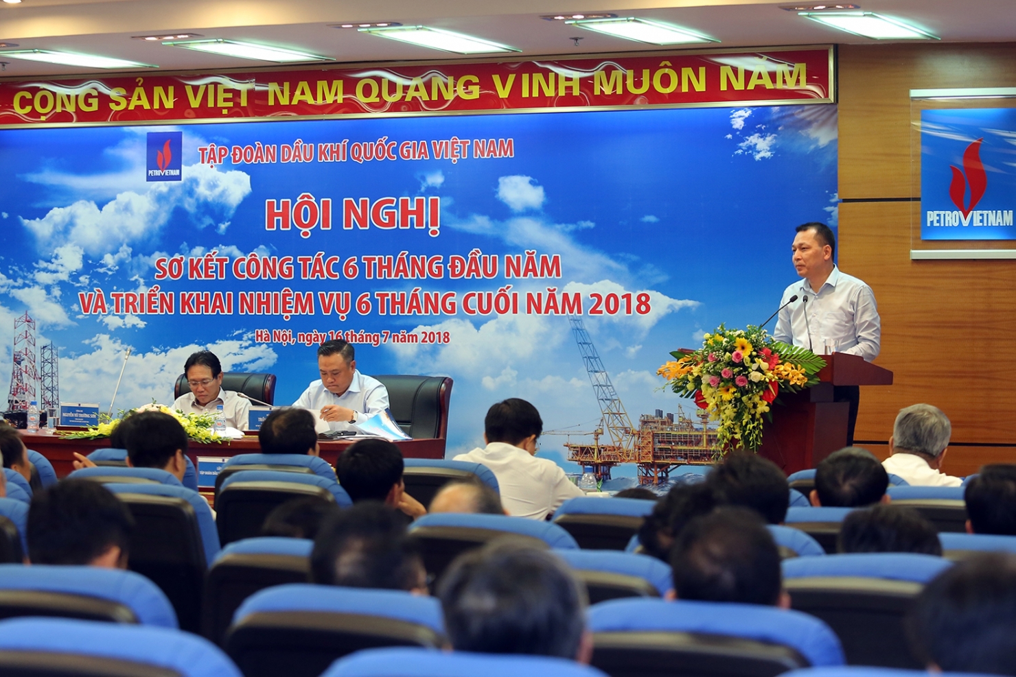 6 tháng đầu năm, tổng doanh thu của PVN đạt 284,5 nghìn tỷ đồng.
