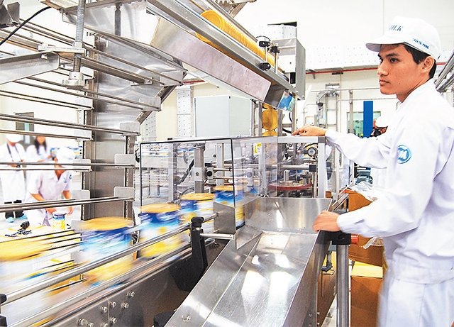 Cổ phần hóa thành công tại Vinamilk mang đến những kinh nghiệm cần thiết cho quá trình đẩy mạnh thoái vốn tại các DNNN khác. Ảnh: HỒNG HẠNH
