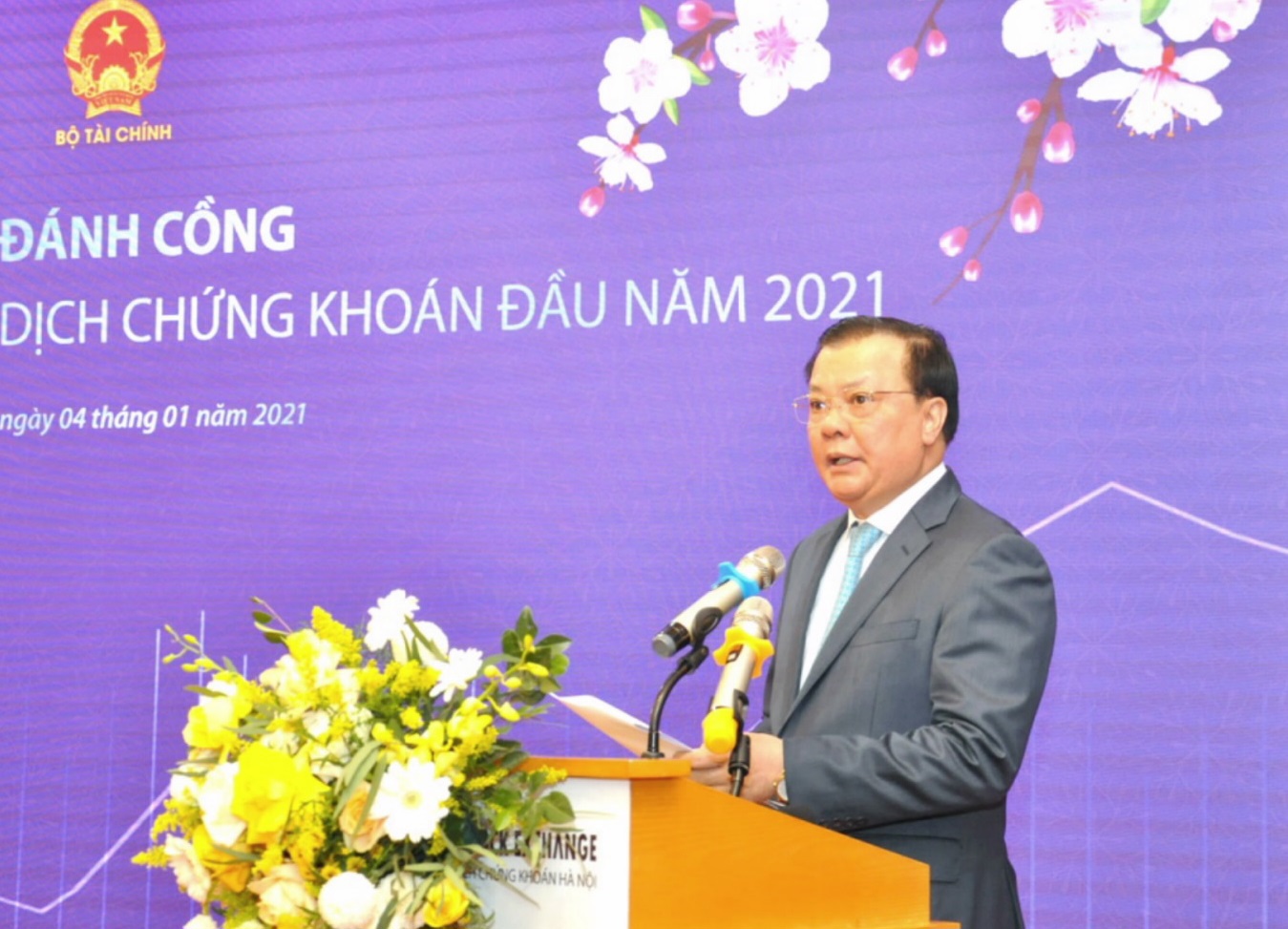 Bộ trưởng Bộ Tài chính Đinh Tiến Dũng phát biểu tại Lễ đánh cồng khai trương phiên giao dịch chứng khoán đầu tiên của năm 2021.