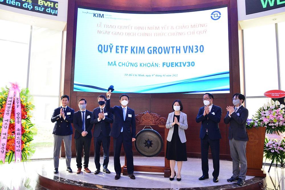 Lễ trao quyết định niêm yết và chính thức giao dịch chứng chỉ quỹ Fuekiv30 của Quỹ ETF KIM Growth VN30.
