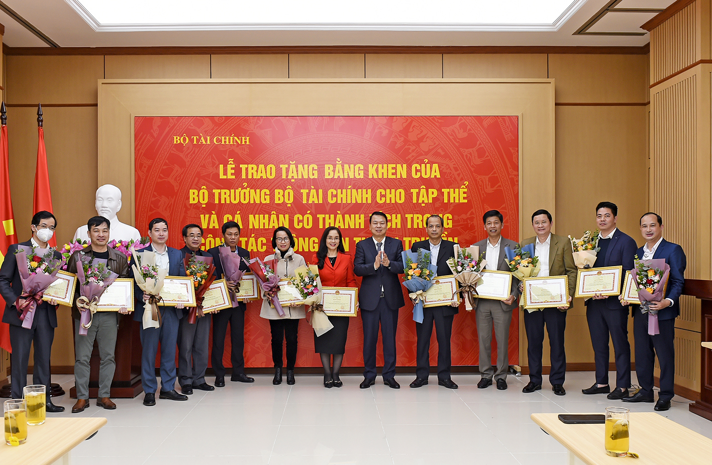 Thứ trưởng Nguyễn Đức Chi chụp ảnh cùng các tập thể, cá nhân có nhiều thành tích trong công tác thông tin tuyên truyền năm 2021.