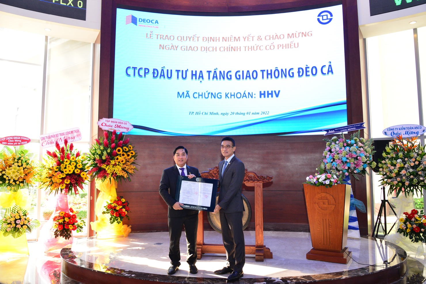 Đại diện lãnh đạo HOSE trao quyết định niêm yết và đưa 267.384.090 cổ phiếu cho Công ty Cổ phần Đầu tư Hạ tầng Giao thông Đèo Cả.