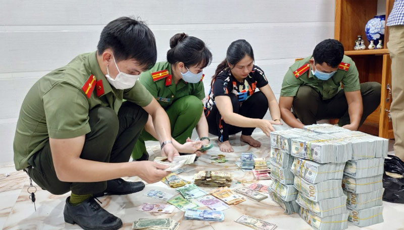 Ngoại tệ thu giữ trong lúc khám xét.