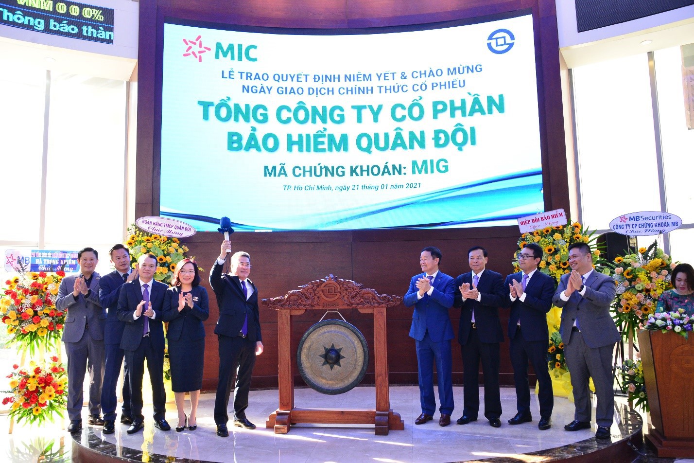 Lễ trao quyết định niêm yết và chính thức giao dịch cổ phiếu Tổng Công ty cổ phần Bảo hiểm Quân đội.