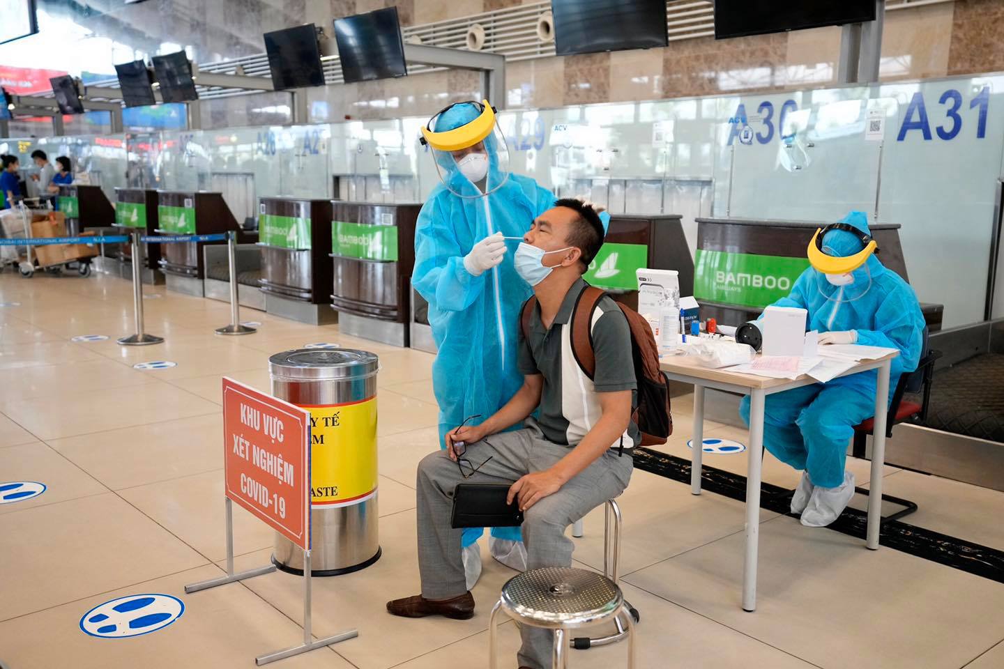 Phó Thủ tướng Thường trực Phạm Bình Minh yêu cầu tất cả các hãng hàng không tuân thủ các quy định về vận chuyển, đặc biệt là việc xét nghiệm đối với hành khách, không tự phát sinh thêm các thủ tục so với quy định.