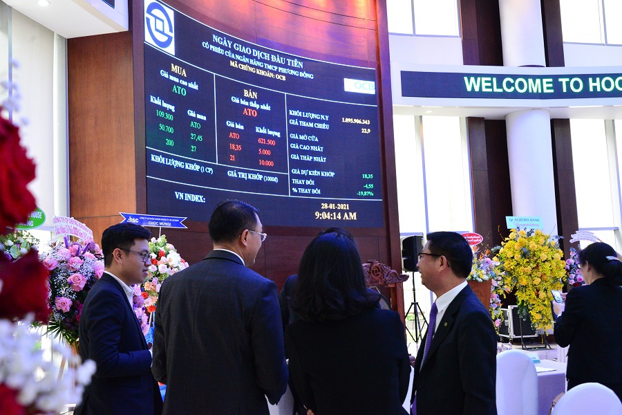 Nhà đầu tư theo dõi bảng giá cổ phiếu OCB.