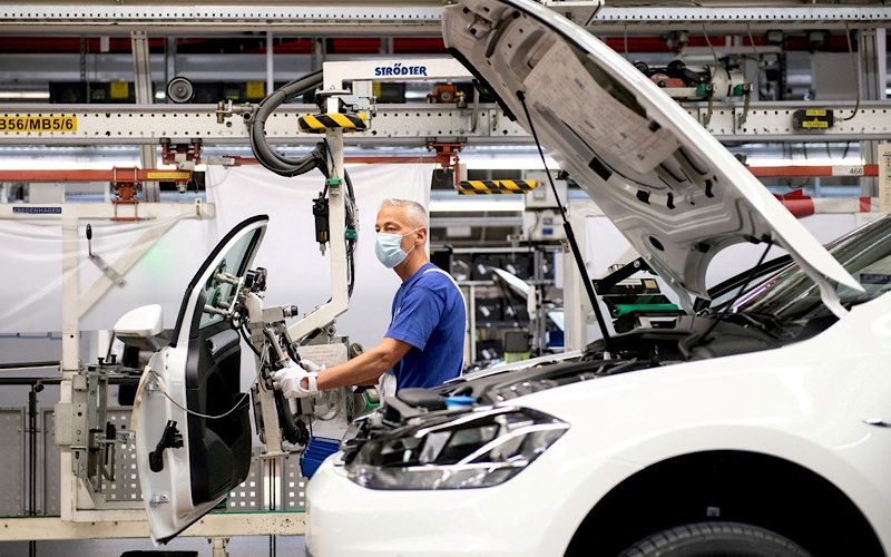 Dây chuyền lắp ráp ô-tô ở Wolfsburg, Đức. Ảnh: Reuters