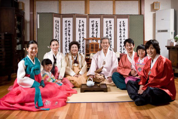 Trong dịp lễ này, người Hàn Quốc thường mặc trang phục truyền thống Hanbok, tổ chức nhiều hoạt động chào mừng như nhảy múa, ca hát và chơi các trò chơi dân gian.