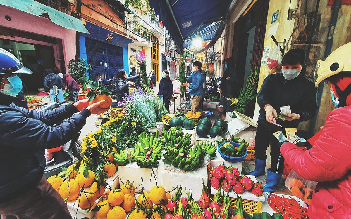 Người dân đi mua sắm đồ Tết trong những ngày cuối cùng của năm. Ảnh: Khiếu Minh