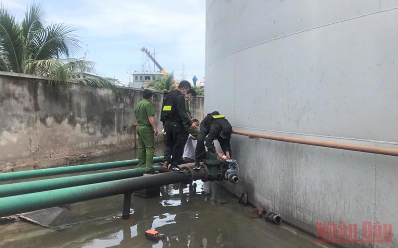 Lực lượng công an niêm phong một bồn chứa xăng trong Chuyên án 920G. Nguồn: nhandan.vn