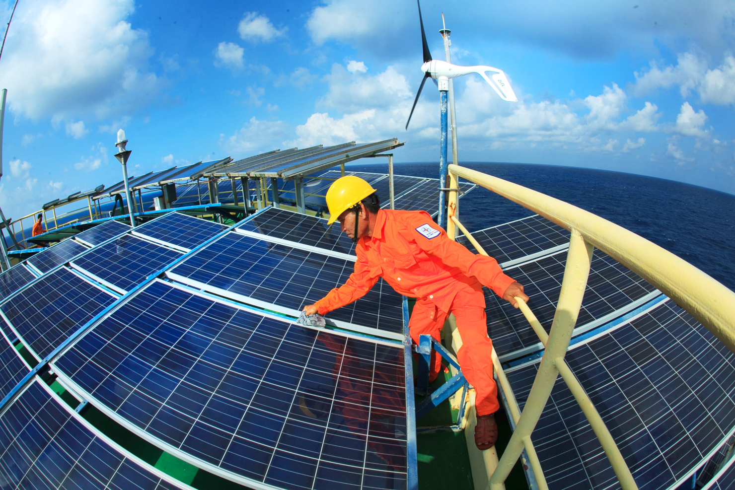 Công nhân Điện lực Trường Sa, Công ty Điện lực Ninh Thuận bảo trì thiết bị trên Nhà giàn DK1 trên thềm lục địa phía nam của Tổ quốc. Nguồn: evn.com.vn