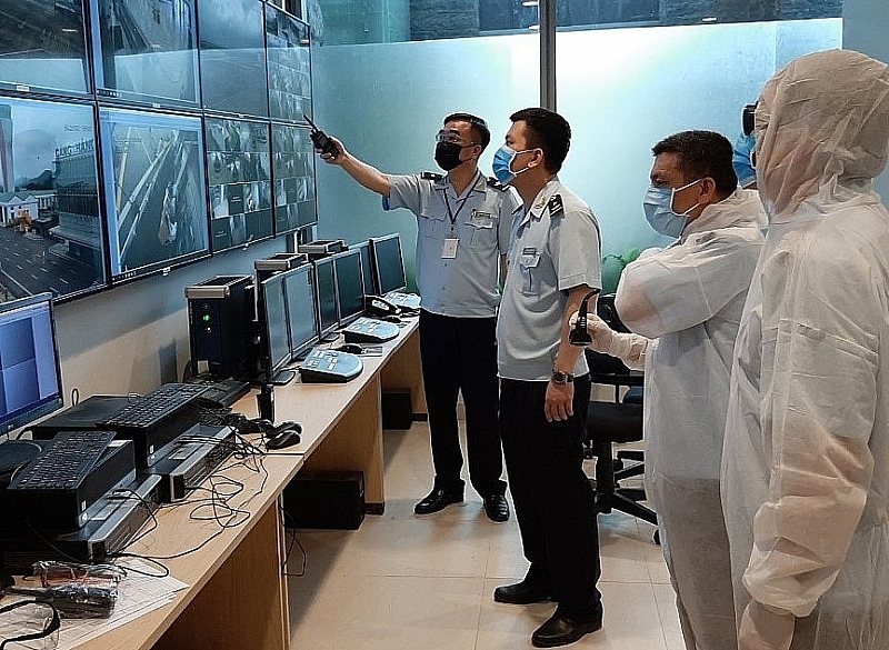 Công chức Hải quan Quảng Ninh giám sát hành lý xách tay của khách nhập cảnh tại sân bay Vân Đồn.