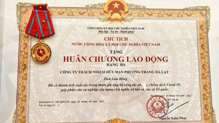 Huân chương Lao động hạng Ba của Chủ tịch nước tặng thưởng cho Công ty TNHH Phương Trang Đà Lạt vì những đóng góp hết sức to lớn trong cuộc chiến chống lại dịch bệnh.