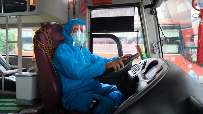 Đội quân hàng trăm xe cứu thương của Phương Trang tỏa đi khắp nơi, không kể ngày ngày đêm để đưa đón bệnh nhân F0 đến các bệnh viện dã chiến điều trị COVID-19.