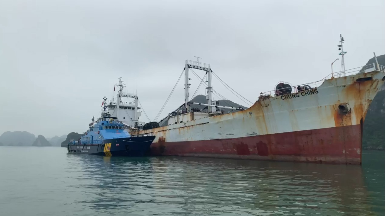 Tàu CHUNG CHING (quốc tịch PaLau) đang neo đậu tại vùng biển tỉnh Quảng Ninh (Ảnh: Cục Điều tra chống buôn lậu cung cấp)