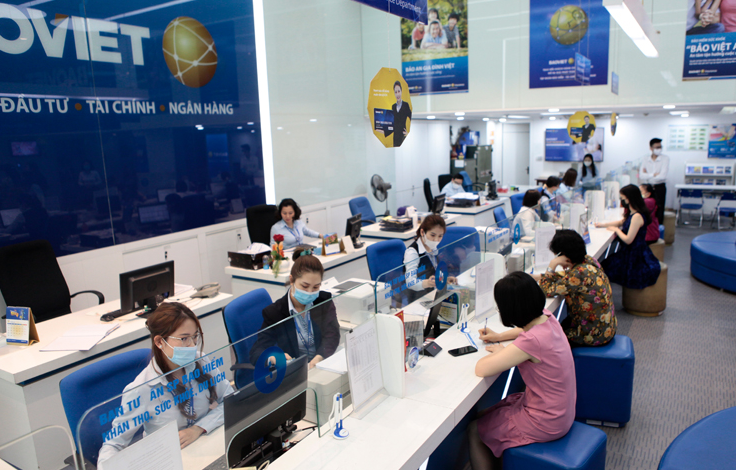 Khách hàng giao dịch tại BAOVIET Bank.