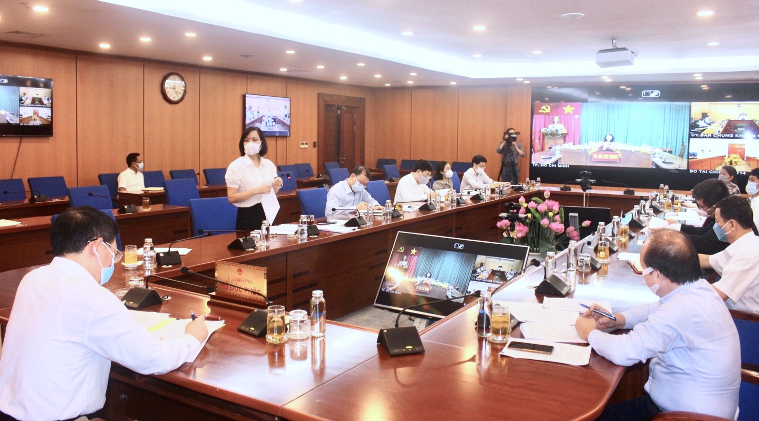 Đại diện lãnh đạo các đơn vị khối thị trường tài chính báo cáo tại buổi làm việc.
