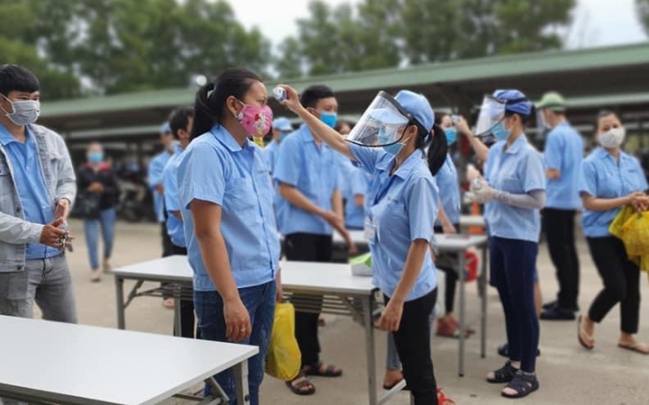Hỗ trợ kịp thời cho người lao động phải cách ly y tế giúp giảm bớt được khó khăn về tài chính trong bối cảnh thu nhập bị giảm khi phải nghỉ việc. Ảnh: VGP