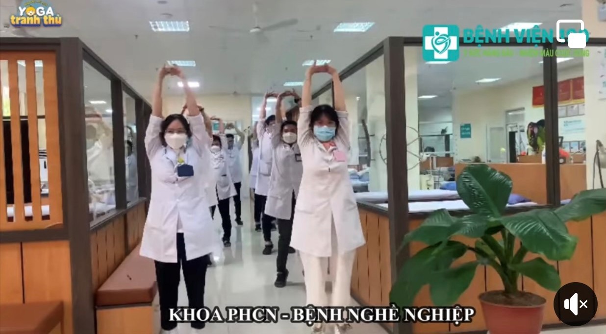 Yoga tranh thủ được tập thể cán bộ, y bác sĩ Bệnh viện 199 Đà Nẵng hưởng ứng nhiệt tình: “Là những người bảo vệ sức khỏe cho nhân dân, trước tiên chúng ta phải là những người sống khỏe”.