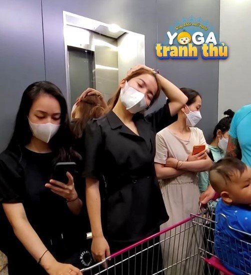 Đi thang máy thì sao? 20 giây là đủ giúp cổ và vai khỏe khoắn.
