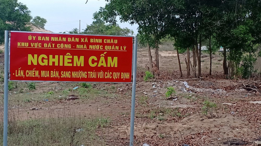 Hành vi lấn đất là việc người đang sử dụng đất tự chuyển dịch mốc giới hoặc ranh giới thửa đất để mở rộng diện tích đất. Nguồn: vov.vn