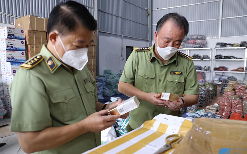 Cơ quan quản lý thị trường kiểm tra hàng không rõ nguồn gốc xuất xứ. Nguồn: nhandan.vn