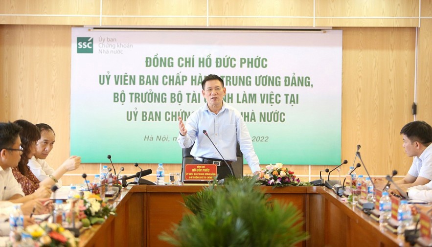 Bộ trưởng Hồ Đức Phớc yêu cầu Ủy ban Chứng khoán Nhà nước cần tăng cường phối hợp kiểm tra, giám sát, xử lý nghiêm những trường hợp vi phạm một cách minh bạch. Ảnh: Đức Minh