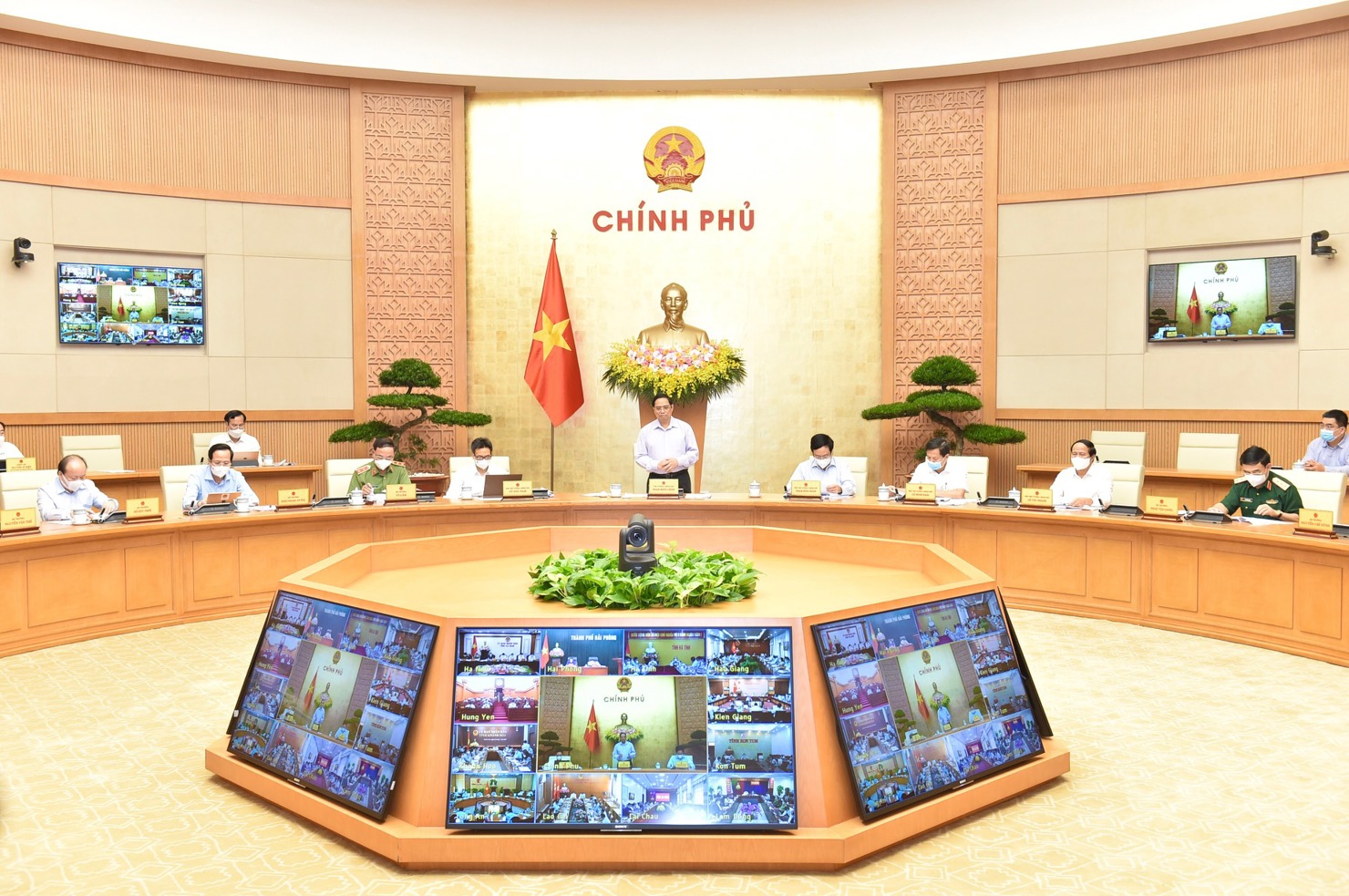 Thủ tướng Chính phủ yêu cầu kiên quyết, kiên trì thực hiện mục tiêu kép vừa chống dịch, vừa phát triển kinh tế - xã hội.