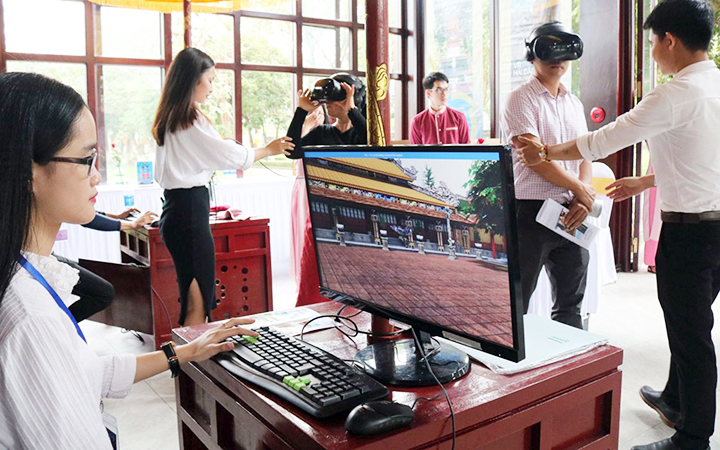 Hướng dẫn du khách tham quan Hoàng cung Huế qua công nghệ thực tế ảo. Ảnh: Đồng Văn.