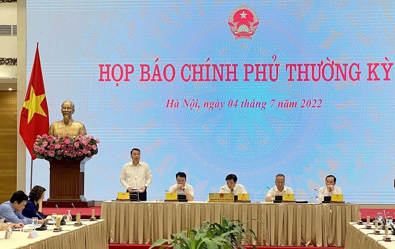 Thứ trưởng Bộ Tài chính Nguyễn Đức Chi trả lời câu hỏi của báo chí tại phiên Họp báo Chính phủ thường kỳ tháng 6/2022 (ngày 4/7/2022). Ảnh: Văn Trường.