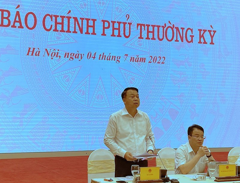 Thứ trưởng Bộ Tài chính Nguyễn Đức Chi trả lời các câu hỏi của báo chí. 